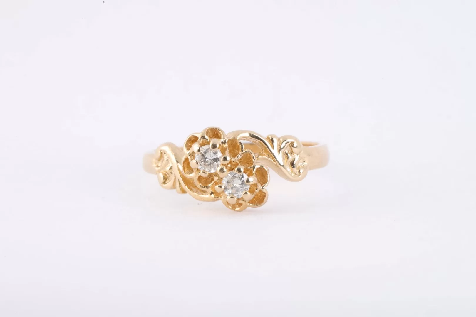 14k Yellow Gold 0.12tcw Diamond Flower Ring Size 6.5 (2.70g.)