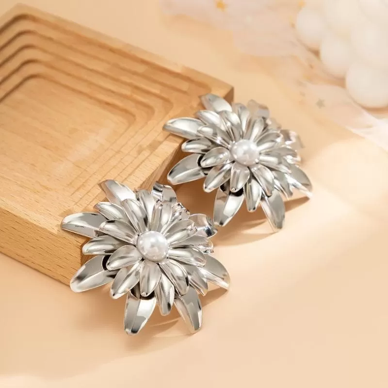 Women's Exaggerated Daisy Flower Stereo Stud Earrings